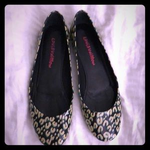 Louis Vuitton flats ( run small Fits a 8.5-9 )